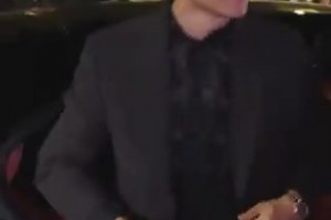 真帅啊😎！迪巴拉穿西服戴墨镜亮相时装周，引得女粉疯狂尖叫