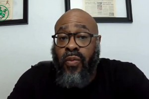 阿里纳斯嘲讽詹姆斯向裁判要哨：上次他跪下时，还是在求婚的时候