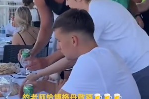 老兄靠你了！夏天博格丹被约老师敬酒，今日5中0得0分😅