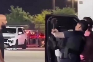 警察和梅西一起合影，保镖在旁边一直盯着🤣