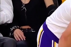 项链手链庞克风？湖人场边这位看球的小姐姐会打扮呀😍😍😍