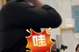 让大姚仰视的存在！姚明现身深圳图书馆被立体书库震惊了😂
