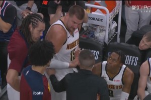 打红温了！约基奇暂停期间与主教练阿德尔曼进行激烈争论😬