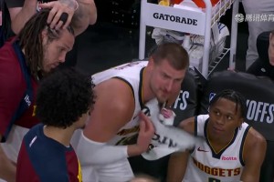 心态崩了！约老师暂停与主帅激烈争吵！气到直接瘫坐在板凳上😡
