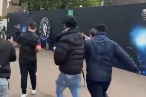 与埃弗顿后帕尔默跑步离开球场，身后还有几名球迷在追他😂