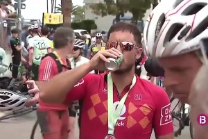 享受生活！阿扎尔参加自行车赛，赛后还喝了瓶啤酒😂