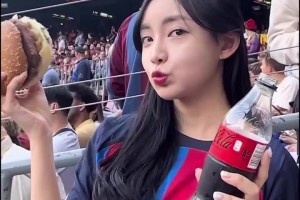 韩国女主持竟是巴萨球迷😍不得不说韩国女孩子是真好看~
