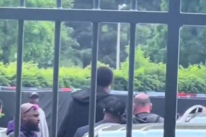 文班亚马真的不管走到哪都是一道特殊的风景线😂