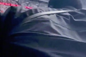保镖来活！甲亢哥看球被白人种族歧视：滚出去，这里是白人区🫠