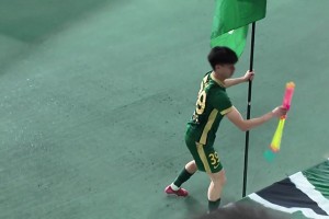 玩心大起！王钰栋状态太热了，被球迷泼水降温😂