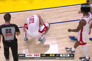 库里领到个人第5犯，随后申京脸上结结实实挨了希尔德一巴掌😭