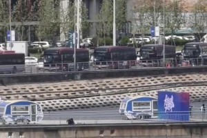 声势浩大，连京大战场外实拍：3000+国安球迷组团抵达梭鱼湾🔥