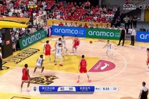 就你是MVP？胡金秋强杀篮下，周琦这大帽简直就像拍苍蝇一样！