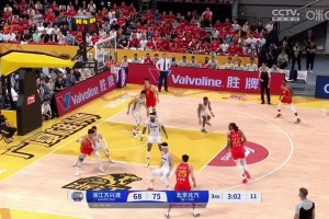 😍太哇塞了！孙铭徽打进2+1后，场边穿搭惹火的美女起身庆祝！