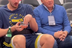 零食汽水一起上！真想不通约基奇是怎么成为联盟第一人的😂😂