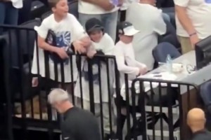 钢筋铁骨！华子被踩伤后经过中场短暂调整，下半场继续首发出战