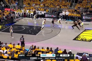 不是哥们你乔丹啊？😲米切尔空中1扛2！拉杆对抗神仙球2+1