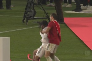 😂不讲武德！穆勒“偷袭”奥利塞让其享受啤酒浴！
