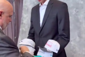 半路杀出独行侠！弗拉格手拿爵巫蜂鹕帽子 结果四队全部落空🤣