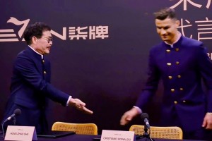 C罗这穿的是中山装！？这种新中式衣服是真好看啊🫠