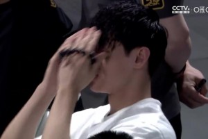 心急如焚😢看到球队早早落后20分，场下曾凡博无奈抱头……