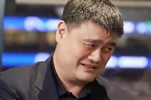 队友不给力啊！杨瀚森吸引三人夹击送妙传，结果队友没投进！