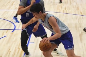 强硬啊！杨瀚森低位单吃对手 转身反篮2+1一气呵成