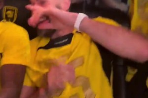 吉达联合加冕沙特联冠军！赛后本泽马和队友高唱坎特之歌😂