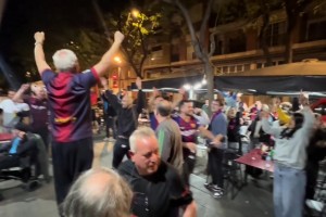 董路社媒：巴萨提前两轮夺得西甲冠军🏆 巴塞罗那街头热闹非凡