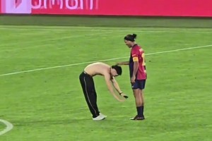 球迷冲进球场与小罗合影，离开时模仿C罗Siu庆祝😂