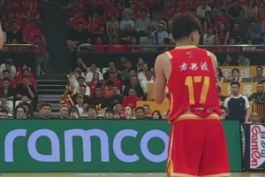 关键比赛更要冷静！孙铭徽头脑冷静提醒队友控制情绪