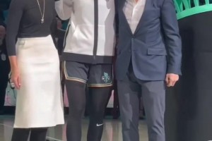 这也是我的球队！蔡崇信夫妇为自由人球员颁发冠军戒指😍😍