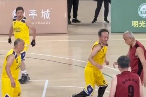 看着好凶啊！昨晚赛后，广厦一工作人员在通道疑似狂喷裁判！