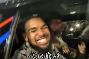 😆笑嘻了！唐斯坐车离开时被尼克斯球迷围住欢呼