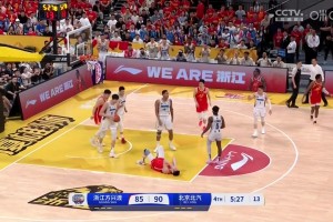 胡金秋被吹进攻犯规让郭艾伦不解：丘天也没倒，怎么是进攻犯规？