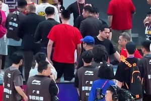 气炸！😡广厦未能提前夺冠，王博离场时怒踹CBA总决赛泡沫板