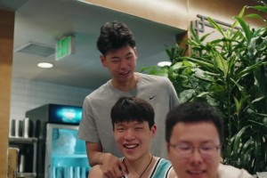 崔永熙惊喜探班杨瀚森：早知道这么多人就把发型整一下了😂