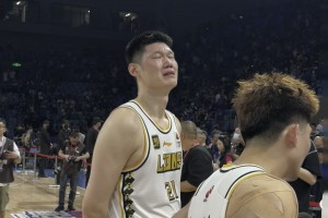 终圆冠军梦！等待采访的胡金秋情难自禁，抬头热泪盈眶！