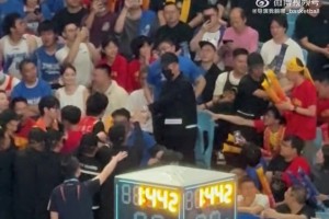 总决赛场内精彩场外也激烈！北京主场球迷冲突！大批保安制止😲