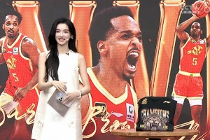 笑死🤣女主播金佳悦刚说更衣室还有直播 结果前方说切回演播室