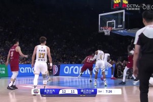 ​​​这只是刚开场啊😰3中3的胡金秋争抢被撞到跪地剧烈呕吐