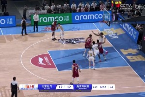 郭艾伦直呼真的假的不敢信🤣周琦野兽式双手正面隔扣卡尔顿😱