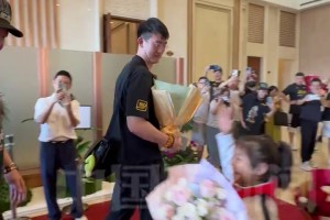 哈利伯顿带着这位在纽约穿着他的球衣 导致被殴打的粉丝飞去纽约