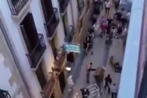 数万名曼联和热刺球迷涌入毕尔巴鄂，双方在街头发生斗殴
