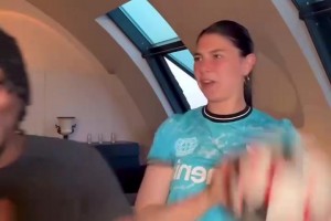 看着挺开朗啊！弗林蓬和美女网红一起玩游戏！