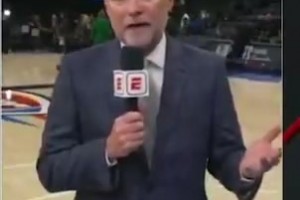 心态不错！爱德华兹和兰德尔赛后看数据统计，然后一起笑了