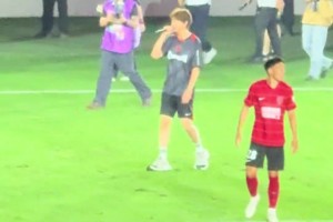 球迷：一开始羡慕蓉城球迷现场听阿信唱歌，现在觉得好可怜🤣