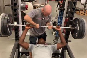 确实猛男！爱德华兹17岁时卧推推起275磅（125kg）
