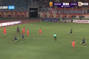 王大雷搞笑😅禁区内开大脚时踢在对方腿上，自己痛得原地打滚