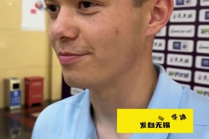 豪哥的影响力！足协杯赛后，韦世豪为热情的主队广西球迷逐一签名